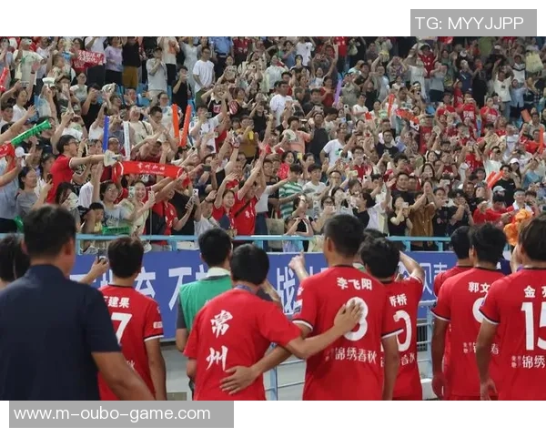 足球场上的温情与友谊交织的瞬间展现人性之美